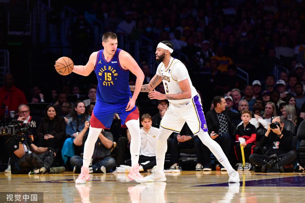 一个在国际 一个在国际